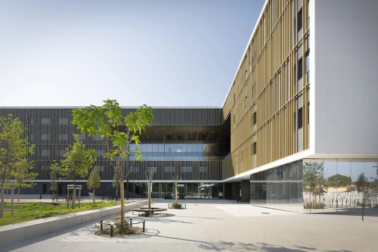 Vue sur le bâtiment 36 (campus triolet)